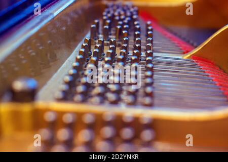 Il meccanismo interno del pianoforte. Il dispositivo del pianoforte da concerto dall'interno. Ecco come appaiono le stringhe di uno strumento musicale da tastiera Foto Stock