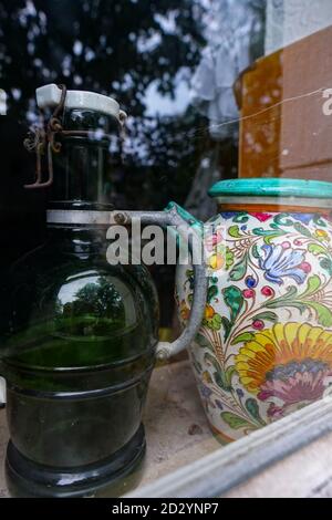 ODENTHAL, GERMANIA - 06 settembre 2020: Due oggetti sono esposti su un davanzale di una casa abbandonata Foto Stock