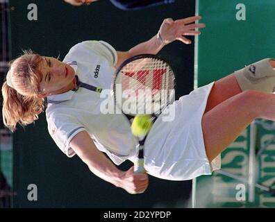 La Germania Steffi Graf in azione contro Rennae Stubbs d'Australia durante il secondo round di oggi (mercoledì) del DFS Classis a Birmingham. Foto di DAVID JONES/PA Foto Stock