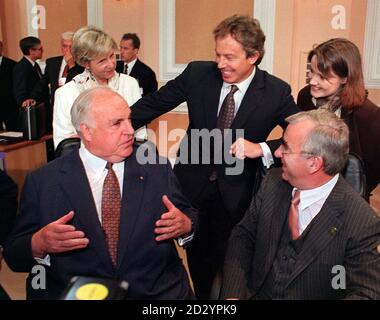 Il primo ministro Tony Blair (centro) parla con il cancelliere tedesco Helmut Kohl (a sinistra) all'inizio del Vertice europeo di Cardiff (Mon). Foto Stock