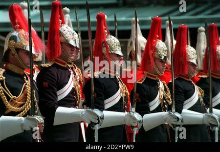 PA NEWS PHOTO 15/6/98 LA PARATA DELLE GUARDIE ALLA CERIMONIA ANNUALE DEL GARTER, WINDSOR Foto Stock