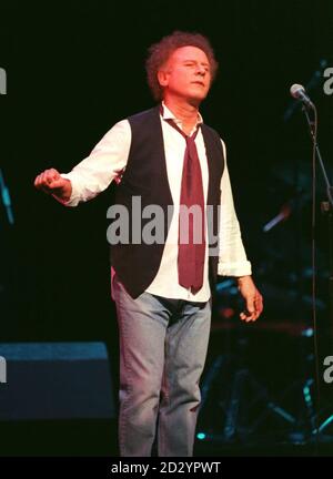 PA NEWS PHOTO : 14/6/98 : ART GARFUNKEL SI ESIBISCE IN UN CONCERTO ALLA QUALE HA PARTECIPATO LA PRINCIPESSA ALEXANDRA AL LONCDON PALLADIUM IN AIS DI ASSOCIAZIONI DI BENEFICENZA DELLA FIBROSI CISTICA. FOTO DI BEN CURTIS. Foto Stock