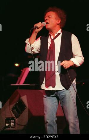 PA NEWS PHOTO : 14/6/98 : ART GARFUNKEL SI ESIBISCE IN UN CONCERTO ALLA QUALE HA PARTECIPATO LA PRINCIPESSA ALEXANDRA AL LONCDON PALLADIUM IN AIS DI ASSOCIAZIONI DI BENEFICENZA DELLA FIBROSI CISTICA. FOTO DI BEN CURTIS. Foto Stock