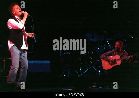 PA NEWS PHOTO : 14/6/98 : ART GARFUNKEL SI ESIBISCE IN UN CONCERTO ALLA QUALE HA PARTECIPATO LA PRINCIPESSA ALEXANDRA AL LONCDON PALLADIUM IN AIS DI ASSOCIAZIONI DI BENEFICENZA DELLA FIBROSI CISTICA. FOTO DI BEN CURTIS. Foto Stock