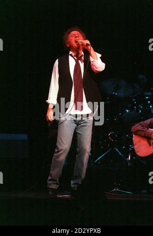 PA NEWS PHOTO : 14/6/98 : ART GARFUNKEL SI ESIBISCE IN UN CONCERTO ALLA QUALE HA PARTECIPATO LA PRINCIPESSA ALEXANDRA AL LONCDON PALLADIUM IN AIS DI ASSOCIAZIONI DI BENEFICENZA DELLA FIBROSI CISTICA. FOTO DI BEN CURTIS. Foto Stock