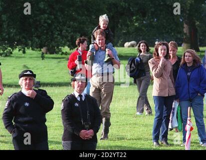 Charles, Earl Spencer che porta il figlio Louis sulle spalle, cammina attraverso le folle che partecipano al concerto tributo della scorsa notte a sua sorella Diana, Principessa del Galles, ad Althorp, la casa di famiglia. IMMAGINE DAVID JONES/PA Foto Stock