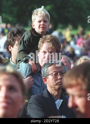 Charles, Earl Spencer che porta il figlio Louis sulle spalle, cammina attraverso le folle che partecipano al concerto tributo della scorsa notte a sua sorella Diana, Principessa del Galles, ad Althorp, la casa di famiglia. IMMAGINE DAVID JONES/PA Foto Stock