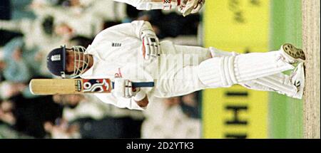 PA PIC OWEN HUMPHREYS VECCHIO TRAFFORD TEST.ENGLAND CAPITANO ALEC STEWART CELEBRA IL SUO CENTO OGGI capitano d'Inghilterra Alec Stewart celebra il suo secolo, come l'Inghilterra sono stati costretti a seguire, nel terzo test contro il Sud Africa, a Old Trafford. Foto di Owen Humphreys/PA Foto Stock