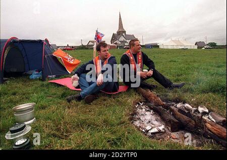 Orangemen sedersi intorno a un fuoco nel campo accanto alla chiesa Drumcree oggi (Lunedi), la mattina dopo il loro fallito tentativo di marzo lungo la Garvaghy Rd. Immagine David Jones/PA Foto Stock