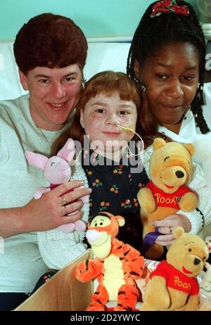 Paziente trapiantato a tre organi Adele Chapman, di sei anni, si prepara a tornare a casa dal Birmingham Children's Hospital oggi (lunedì), aiutato da mamma Doreen e infermiera Maxine Pryce (a destra) Picture DAVID JONES/PA Foto Stock