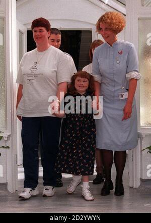 Paziente trapiantato a tre organi Adele Chapman, di sei anni, lascia oggi il Birmingham Children's Hospital (lunedì), aiutato dalla mamma Doreen e dall'infermiere Jill Brooke. Foto di DAVID JONES/PA. Foto Stock