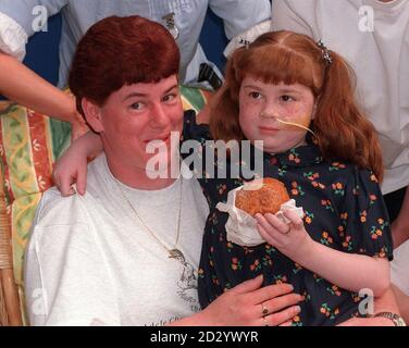 Paziente trapiantato a tre organi Adele Chapman, di sei anni, lascia oggi il Birmingham Children's Hospital (lunedì), aiutato da mamma Doreen. Foto di DAVID JONES/PA. Foto Stock