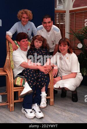 Paziente trapiantato a tre organi Adele Chapman, di sei anni, lascia oggi il Birmingham Children's Hospital (lunedì), aiutato da mamma Doreen e dall'infermiere Jill Brooke, Carl EMM e Sharon Bridge. Foto di David Jones/PA. Foto Stock