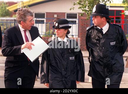 Il segretario di casa Jack Straw parla agli ufficiali, durante una visita di oggi (martedì) a un progetto di sicurezza della comunità a Merton, a sud di Londra. I progetti di partenariato che collegano agenzie come la polizia, i servizi sociali e di indagine e le comunità locali sono destinati ad essere tra le iniziative che hanno ricevuto una fetta dei fondi extra quando il Ministro annuncia i risultati della revisione globale delle spese dell'ufficio interno questo pomeriggio. Guarda la storia di PA. Foto di Stefan Rousseau/PA Foto Stock