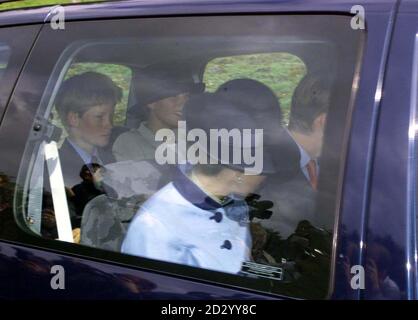 Il figlio più giovane del Principe di Galles, il Principe Harry seduto sul retro di un portatore di persone, accanto a sua cugina Zara Phillips, dietro sua zia la Principessa reale, arrivando alla chiesa di Crathie, in Scozia questa mattina (domenica), la famiglia reale sta alloggiando al vicino Castello Balmoral. EDI Foto di Chris Bacon/PA Foto Stock