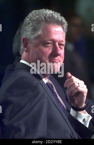 PA PHOTOS/EPA - UK USE ONLY: USA President Bill Clinton presso la fabbrica di computer Gateway 2000 a Clonshaugh vicino a Dublino. EDI immagine di ben Curtis/PA. *12/12/2000 Clinton doveva recarsi a Dublino per la sua terza e ultima visita ufficiale in Irlanda, in mezzo a una crescente pressione per imprimere nuovo slancio al processo di pace in corso in Irlanda del Nord. Il presidente americano atterra all'aeroporto di Dublino alle 7:55 con First Lady e il neo eletto senatore di New York Hillary Clinton e la figlia Chelsea per una serie di impegni nella capitale irlandese e nella città di confine di Dundalk. Foto Stock