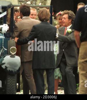 L'ex Beatle Paul McCartney (a destra) si dirigerà verso l'auto di nozze per la coppia di sposi Mary (sua figlia) e il produttore televisivo Alistair Donald dopo la cerimonia alla chiesa di Peasmarch, Sussex Today (sabato). Foto PA Foto Stock