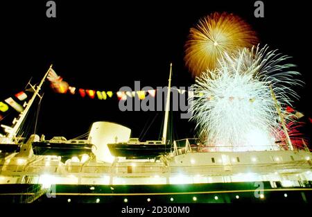 Gli ospiti di Sir Tom Farmer guardano una mostra di fuochi d'artificio per il primo evento ufficiale a bordo dell'ex yacht reale Britannia ora ormeggiato a Edimburgo oggi (Domenica). Foto di David Cheskin/PA Foto Stock