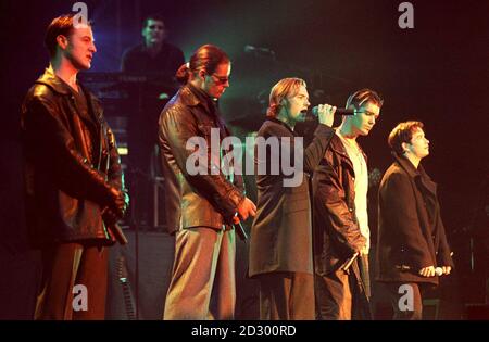 GRUPPO POP BOYZONE SUL PALCO CHE SI ESIBISCE DURANTE IL CONCERTO DI HOPE ALLA CENTRALE ELETTRICA DI BATTERSEA, LONDRA. I PROVENTI DEL CONCERTO SARANNO DIRETTI VERSO IL DIANA, PRINCESS OF WALES MEMORIAL FUND * (L-R)Michael Graham, Keith Duffy, Ronan Keating, Shane Lynch, Stephen Gately 13/10/98 Boyzone ha trovato attori ancora più boyish di quanto non lo siano per giocare la loro fama in un trailer atmosfera per il loro concerto pay-per-view questo fine settimana. Foto Stock