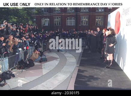 SOLO REGNO UNITO USA, TUTTI GLI STRANIERI FUORI. DA UTILIZZARE SOLO CON STORIE RELATIVE AL GIORNO DELLA MEMORIA. L'attenzione dei media è stata grande a Londra oggi (gli sposi) mentre le ragazze delle spezie si sono unite a Dame vera Lynn per lanciare quest'anno Poppy Appeal. Vedi PA Story DEFENCE Poppy. Foto di ben Curtis. Foto Stock