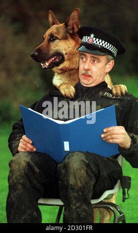 PC Barry Barlow con il suo cane Zac presso la Scuola di formazione HQ a Essex Police Dog Section, Sandon vicino Chelmsford a Essex ieri (Mercoledì). Un sergente di polizia e due costables, con base al quartier generale Essex Police Dog , sono stati oggi (Giovedi) trovato colpevole di crudeltà per i cani di polizia. Ma un magistrato a Chelmsford, Essex , ha respinto accuse simili contro un ispettore della polizia. Foto di Sean Dempsey. Vedere PA COURTS Dogs. Foto Stock