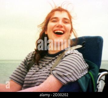 Undated Collect foto di Helen Edwards che è stato assegnato un record di 3.9 milioni di insediamento presso l'High Court di Londra Lunedi 16 novembre 1998 dopo che è stata gravemente danneggiato cervello durante un'operazione di routine per rimuovere un birthmark. Foto PA. Vedere il contrassegno di nascita DEI TRIBUNALI della storia della PA Foto Stock