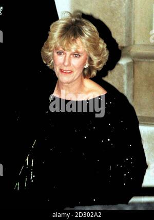 La signora Camilla Parker Bowles parte dalla porta d'ingresso dopo aver partecipato alla festa del 50° compleanno tenuta in onore del Principe di Galles in un palazzo appartenente alla famiglia di Diana Princess of Wales, nel centro di St James, a Londra questa sera (giovedì). Foto di Peter Jordan/PA. Foto Stock