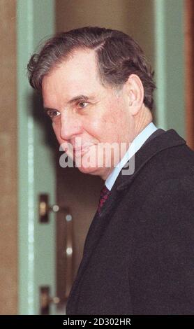 L'ex ministro conservatore Jonathan Aitken arrivò a Bow Street Magistrates Court lunedì 7 dicembre 1998, dove fu impegnato a sostenere il processo presso l'Old Bailey con l'accusa di pergiuria, cospirando a pervertire il corso della giustizia e pervertendo il corso della giustizia. L'ex socio commerciale di Aitken ha detto che Mohammed Ayas era anche impegnato su un'accusa di cospirazione per pervertire il corso della giustizia, e un altro di pervertire il corso della giustizia. Vedi PA storia COURTS Aitken. PA foto: Toby Melville Foto Stock