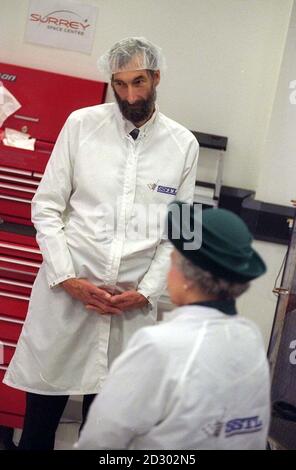 La regina scelse di tenere il cappello durante la sua visita al Surrey University Space Center. Sua Maestà rifiutò di indossare una rete di capelli e decise che la raffineria reale di colore verde scuro era sufficiente a mantenere il coiffeur di sua Maestà in posizione. Foto Stock