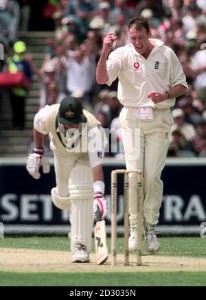 Il bowler inglese Angus Fraser festeggia dopo aver bowling l'australiano Mark Waugh (a sinistra) lbw il terzo giorno del quarto test delle ceneri a Melbourne, Australia. Foto Stock