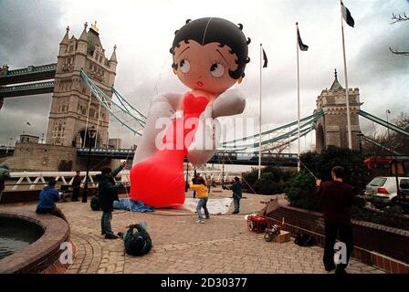 I preparativi finali in corso come Betty Boop - uno degli otto mongolfiere giganti volati in America per la sfilata annuale di Capodanno a Londra - si gonfiano al Tower Bridge mercoledì 29 dicembre 1998. Ci si aspetta che circa 80,000 spettatori si allineino al percorso di 2.5 miglia della parata attraverso il centro di Londra.PA foto: Keith Dobney Foto Stock