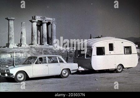 Vedere Strict Honors embargo in esecuzione sul servizio PA. Questa immagine non è destinata alla pubblicazione prima del 0001 giovedì 31 dicembre 1998. Ralph Lee caravanning in Grecia durante gli anni '70. Ralph Lee, chirurgo dentista pensionato di 95 anni, riceve un MBE nella Lista di successi di New Years, per più di 60 anni di caravanning dedicato. Foto Barry Batchelor/PA Foto Stock