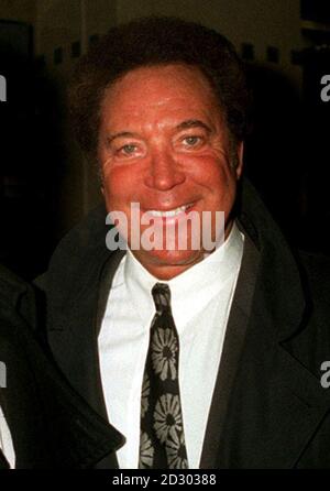 *vedere Strict Honors embargo in esecuzione sul servizio PA. Questa foto non deve essere pubblicata prima del 0001 giovedì 31 dicembre 1998.* PA biblioteca filer datato 14/12/97 del firmatario Tom Jones, che sarà insignito di un OBE nella lista dei nuovi anni della regina onori oggi 30 dicembre 1998. Foto di Rebecca Naden/PA. Foto Stock