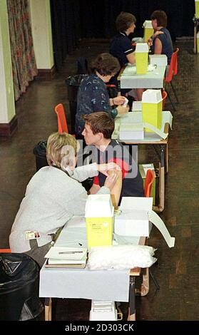 I sei formatori prendono parte ad un programe di inoculazione contro la meningite, alla Poynton County High School, a Cheshire, dopo che tre amici adolescenti della zona hanno contratto la malattia. Foto Stock