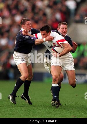 Il britannico Dan Luger è affrontato da Alan Tait della Scozia durante la loro partita di rugby della Calcutta Cup a Twickenham come parte del Five Nations Championship. Il punteggio finale è stato England 24, Scotland 21. Foto Stock