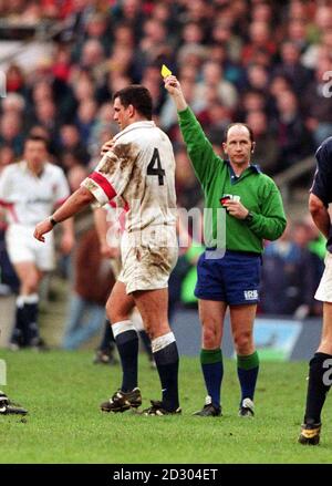 Il britannico Martin Johnson è prenotato dall'arbitro David McHugh, durante la partita di rugby dell'Inghilterra di Calcutta Cup contro la Scozia a Twickenham come parte del Campionato delle cinque nazioni. L'Inghilterra ha vinto la partita 24-21. Foto Stock