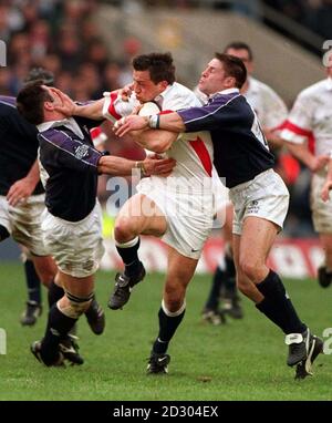 Il Kenny Logan della Scozia è sceso da Dan Luger (centro), mentre Alan Tait (a destra) della Scozia tenta un attacco durante la loro partita di rugby della Calcutta Cup a Twickenham come parte del Five Nations Championship. Punteggio finale: Inghilterra 24 Scozia 21. Foto Stock