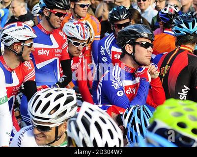 I Bradley Wiggins (occhiali bianchi di fondo) e Mark Cavendish (cinghia di adattamento) della Gran Bretagna arrivano al via durante il Day Seven dei Campionati del mondo UCI Road Race di Copenhagen. Foto Stock