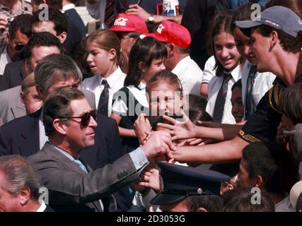 Il Principe Carlo incontra i giovani allo stadio di calcio Centenario di Montevideo, dove la finale della Coppa del mondo di Calcio 1930 è stata vinta dall'Uruguay. Foto Stock