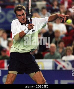 Todd Martin degli Stati Uniti d'America (USA) sulla sua strada per la vittoria su Greg Rusedski di Great Bridian durante la loro partita di tennis della Coppa Davis alla National Indoor Arena di Birmingham. Foto Stock