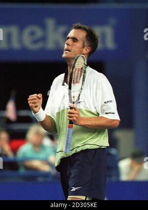 Todd Martin degli Stati Uniti d'America (USA) sulla sua strada per la vittoria su Greg Rusedski di Great Bridian durante la loro partita di tennis della Coppa Davis alla National Indoor Arena di Birmingham. Foto Stock