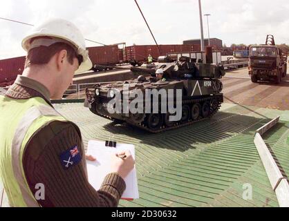 I veicoli dell'esercito britannico, compresi gli scimitar (nella foto), sono caricati sulla nave Auxilary della Royal Fleet, Sea Centurian, al porto militare di Marchwood, Southampton, dirigendosi verso la Grecia come parte della NATO costruita nei Balcani. Foto Stock