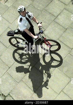 PC Steve Keown con la parte in fibra di carbonio, Smith e Wesson bici che la polizia delle West Midlands stanno triallando nel centro di Coventry. La polizia spera per la sponsorizzazione per l'iniziativa di prevenzione del crimine. La moto è dotata di avvisatore acustico bicolore e luce blu. * è già stato responsabile di due arresti in centro città nei tre giorni in cui le due moto sono state operative. Foto Stock