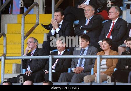 Il nuovo manager Steve Cotterill della foresta di Nottingham (sul lato sinistro) guarda la partita dallo stand contro Coventry City insieme al presidente Frank Clark (sul lato sinistro) durante la partita del campionato di football della Npower League alla Ricoh Arena di Coventry. Foto Stock