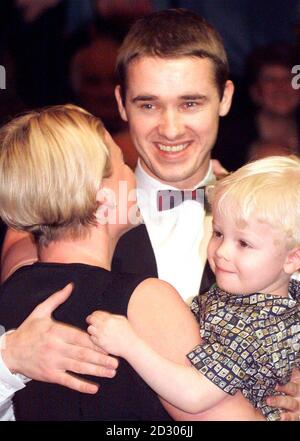 Stephen Hendry festeggia con la moglie Mandy e il loro figlio Blaine, dopo aver battuto Mark Williams 18-11, per vincere l'Embassy World Snooker Championship per un record settimo tempo, al Crucible, a Sheffield. Foto Stock