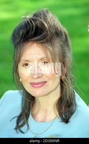 Julia Clark nella sua casa Wellow Park, vicino a Romsey, Hampshire. Julia, accusata di tenere il marito multi-milionario prigioniero in casa sua, ha detto che è stata devastata da una decisione della Corte d'appello di tagliare il suo premio di divorzio da George Clark, di 85 anni. Foto Stock