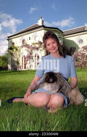 Julia Clark nella sua casa Wellow Park, vicino a Romsey, Hampshire. Julia, accusata di tenere il marito multi-milionario prigioniero in casa sua, ha detto che è stata devastata da una decisione della Corte d'appello di tagliare il suo premio di divorzio da George Clark, di 85 anni. Foto Stock