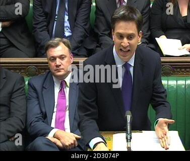 Il leader del partito laburista ed Miliband e il cancelliere ombra ed Balls durante le domande del primo Ministro alla Camera dei Comuni, Londra. Foto Stock