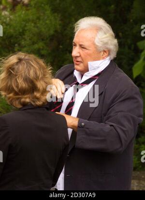 Regista Michael Winner e partner Vanessa Perry presso St. James Church Mallow, Mallow, County Cork. Oliver Reed, che è crollato e morto per un apparente attacco di cuore in un bar di Malta il 2 maggio, è a sepolto in vista del suo pub preferito. Foto Stock