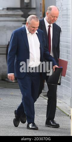 Chief Medical Officer, Professor Chris Whitty (a destra) cammina attraverso l'ufficio degli esteri di Londra. Foto Stock